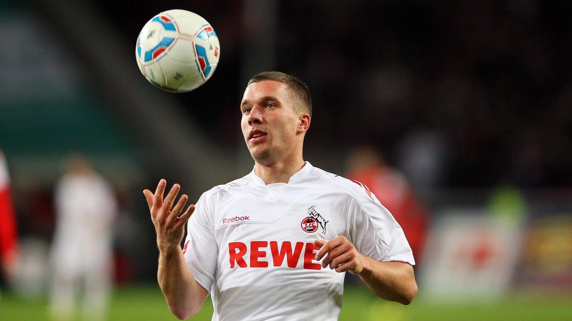 开云体育网址-德甲低开销运营模式下的冠军路线图，德甲营收